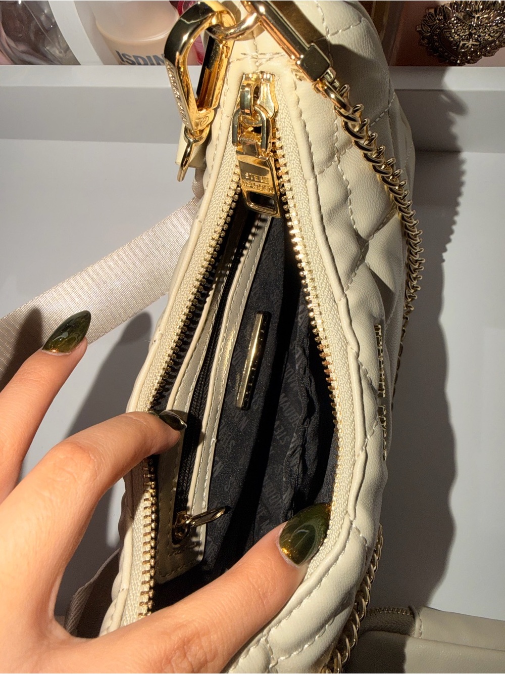 Steve Madden Cream Quilted Shoulder Bag with Gold Chain - Picture 4 of 6